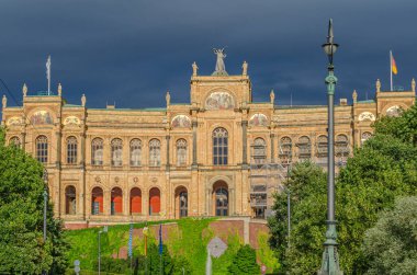 MUNCHEN, GERMANY - 25 Temmuz 2015: Münih, Almanya 'da bulunan Maximilianeum, 1949 yılından beri Bavyera Eyalet Meclisi' ne ev sahipliği yapmaktadır.