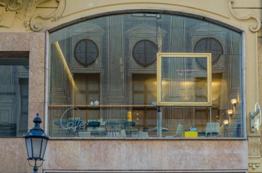 MUNCHEN, Almanya - 3 HAZİRAN 2015 Münih, Almanya 'da bir kafe bar cephesi