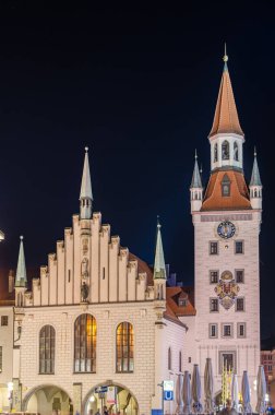 MUNCHEN, Almanya - 4 Temmuz 2015: Münih, Bavyera 'da bir ortaçağ binası olan Old Town Hall' un gece manzarası. 1983 yılından bu yana Spielzeugmuseum (Oyuncak Müzesi) 'de sergilenmektedir.)