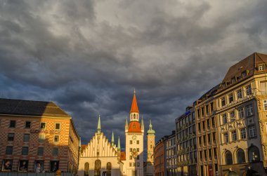 MUNCHEN, GERMANY - 25 Temmuz 2015: Münih, Bavyera 'da bir ortaçağ binası olan Marienplatz merkez meydanının günbatımı manzarası. 1983 yılından bu yana Spielzeugmuseum (Oyuncak Müzesi) 'de sergilenmektedir.)