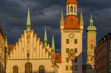 MUNCHEN, GERMANY - 25 Temmuz 2015: Münih, Bavyera 'da bir ortaçağ binası olan Marienplatz merkez meydanının günbatımı manzarası. 1983 yılından bu yana Spielzeugmuseum (Oyuncak Müzesi) 'de sergilenmektedir.)