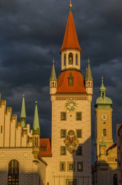 MUNCHEN, GERMANY - 25 Temmuz 2015: Münih, Bavyera 'da bir ortaçağ binası olan Marienplatz merkez meydanının günbatımı manzarası. 1983 yılından bu yana Spielzeugmuseum (Oyuncak Müzesi) 'de sergilenmektedir.)