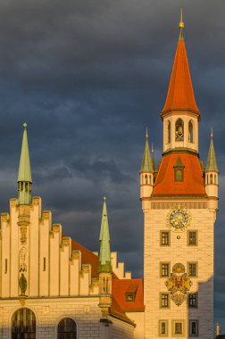 MUNCHEN, GERMANY - 25 Temmuz 2015: Münih, Bavyera 'da bir ortaçağ binası olan Marienplatz merkez meydanının günbatımı manzarası. 1983 yılından bu yana Spielzeugmuseum (Oyuncak Müzesi) 'de sergilenmektedir.)