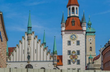 MUNCHEN, GERMANY - 3 Temmuz 2015: Münih, Bavyera, Almanya 'da bir ortaçağ binası. 1983 yılından bu yana Spielzeugmuseum (Oyuncak Müzesi) 'de sergilenmektedir.)