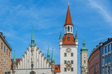 MUNCHEN, GERMANY - 3 Temmuz 2015: Münih, Bavyera, Almanya 'da bir ortaçağ binası. 1983 yılından bu yana Spielzeugmuseum (Oyuncak Müzesi) 'de sergilenmektedir.)