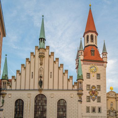 MUNCHEN, GERMANY - 4 Temmuz 2015: Münih, Bavyera, Almanya 'da bir ortaçağ binası. 1983 yılından bu yana Spielzeugmuseum (Oyuncak Müzesi) 'de sergilenmektedir.)