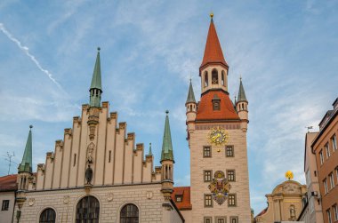MUNCHEN, GERMANY - 4 Temmuz 2015: Münih, Bavyera, Almanya 'da bir ortaçağ binası. 1983 yılından bu yana Spielzeugmuseum (Oyuncak Müzesi) 'de sergilenmektedir.)
