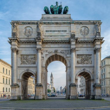 MUNCHEN, GERMANY - 4 Temmuz 2015: Almanya 'nın Münih kentindeki Siegestor (Zafer Kapısı), Friedrich von Gartner tarafından tasarlanan ve Eduard Mezger (1852) tarafından tamamlanan anıt kemeri, Johann Martin von von Quadriga tarafından yontulmuş bir aslan heykeli ile Bavyera heykeli ile taçlandırıldı. 