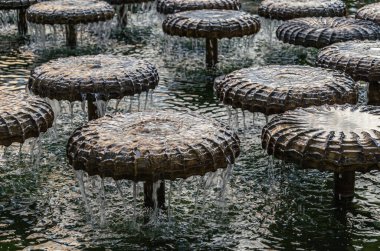 MUNCHEN, GERMANY - 3 Temmuz 2015: Frauenkirche, Münih, Bavyera, Almanya 'nın önündeki Frauenkirtz' deki su mantarı çeşmesi; 1972 yılında Bernhard Winkler tarafından bir su fıskiyesi olarak tasarlandı