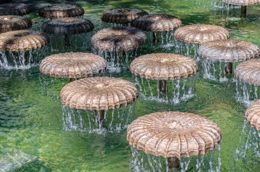 MUNCHEN, GERMANY - 26 Temmuz 2015: Frauenkirche, Münih, Bavyera, Almanya 'nın önündeki Frauenkirtz' deki su mantarı çeşmesi; 1972 'de Bernhard Winkler tarafından bir su havuzu olarak tasarlandı.