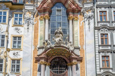 Almanya 'nın Münih kentindeki Asam Kilisesi (Asamkirche) olarak bilinen Barok St. Johann Nepomuk Kilisesi, 1733-1746 yılları arasında Asam kardeşler tarafından inşa edilmiştir.