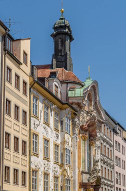 Almanya 'nın Münih kentindeki Asam Kilisesi (Asamkirche) olarak bilinen Barok St. Johann Nepomuk Kilisesi, 1733-1746 yılları arasında Asam kardeşler tarafından inşa edilmiştir.