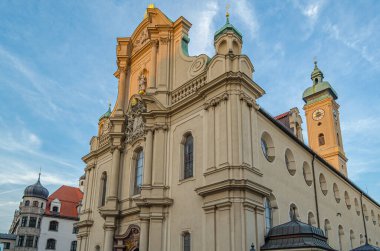 Kutsal Ruh Kilisesi 'nin ön yüzü, Münih, Bavyera, Almanya' daki Gotik salon kilisesi.