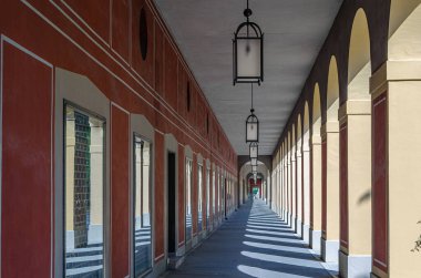 Mimari detay, sıralı sütunlar, ışık ve gölge etkisi