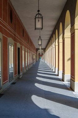 Mimari detay, sıralı sütunlar, ışık ve gölge etkisi