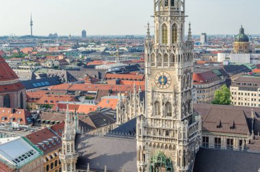 Georg von Hauberrisser tarafından 1867 ve 1908 yılları arasında inşa edilmiş olan, Münih, Bavyera 'da Marienplatz' da bulunan belediye binasının havadan görünüşü.