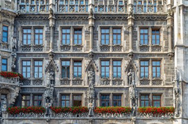 Georg von Hauberrisser tarafından 1867 ve 1908 yılları arasında inşa edilmiş olan Münih, Bavyera belediye binasının ön cephesi.