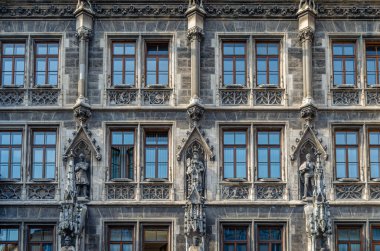 Georg von Hauberrisser tarafından 1867 ve 1908 yılları arasında inşa edilmiş olan Münih, Bavyera belediye binasının ön cephesi.