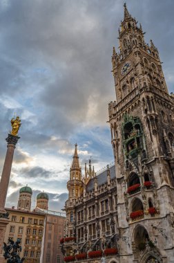 Georg von Hauberrisser tarafından 1867-1908 yılları arasında inşa edilmiş, Almanya 'nın Münih, Bavyera eyaletindeki Marienplatz kentinde bulunan belediye binasının manzarası.