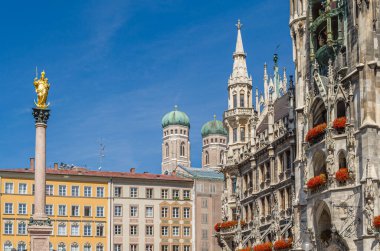 Georg von Hauberrisser tarafından 1867-1908 yılları arasında inşa edilmiş, Almanya 'nın Münih, Bavyera eyaletindeki Marienplatz kentinde bulunan belediye binasının manzarası.