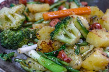 Bir tabak sotelenmiş sebzenin detayları.