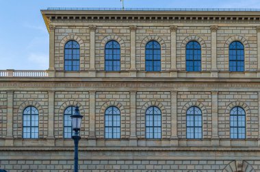 MUNCHEN, GERMANY - 3 Temmuz 2015: 1825-1835 yılları arasında Almanya 'nın Münih kentindeki Wittelsbach hükümdarlığının eski kraliyet sarayı olan Residenz' in bir parçası olan Konigsbau (Kralın Binası) cephesi
