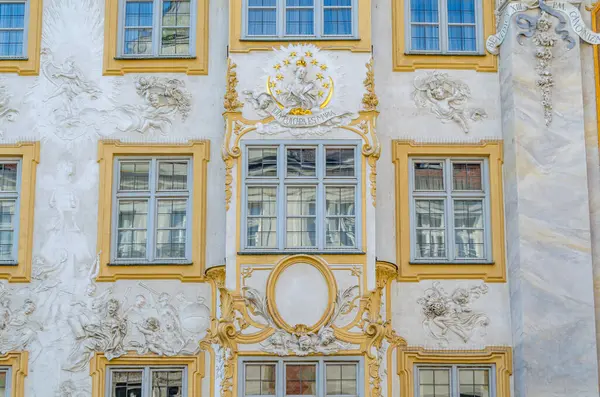 MUNCHEN, GERMANY - 3 HAZİRAN 2015: Münih, Almanya 'da Asamhaus cephesi, Asam kardeşler tarafından 1733' te edinilen 16. yüzyıl Barok yerleşim yeri, sarı bir arka planda beyaz sıva süslemesini gösteren