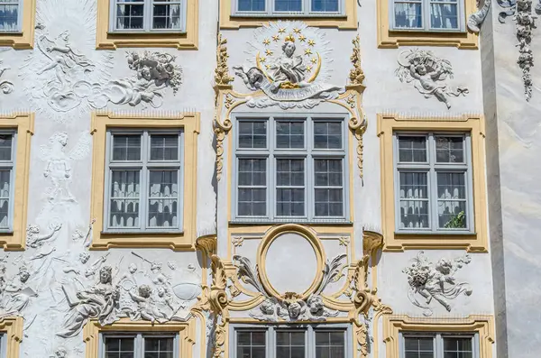 MUNCHEN, GERMANY - 26 HAZİRAN 2015: Münih, Almanya 'da Asamhaus cephesi, Asam kardeşler tarafından 1733' te edinilen 16. yüzyıl Barok yerleşim yeri, sarı bir arka planda beyaz sıva süslemelerini göstermektedir.