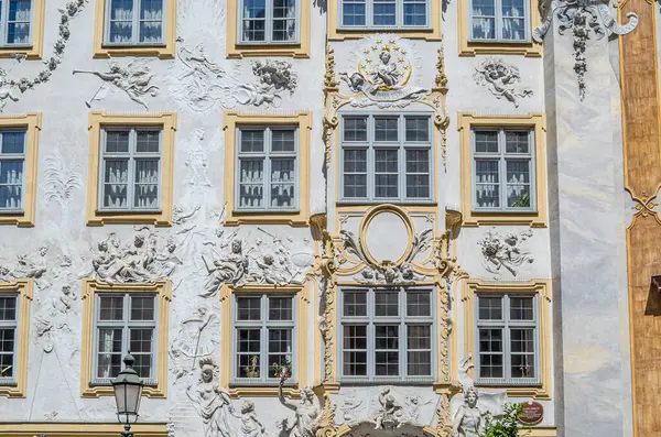 MUNCHEN, GERMANY - 26 HAZİRAN 2015: Münih, Almanya 'da Asamhaus cephesi, Asam kardeşler tarafından 1733' te edinilen 16. yüzyıl Barok yerleşim yeri, sarı bir arka planda beyaz sıva süslemelerini göstermektedir.