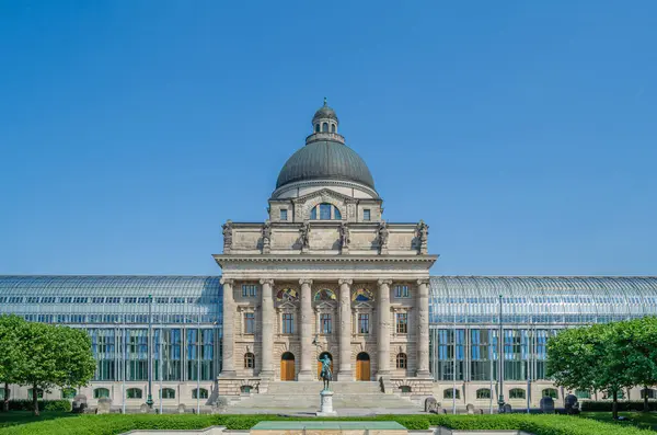 MUNCHEN, GERMANY - 4 Temmuz 2015: Münih 'teki Bavyera Devlet Başbakanlık binası (Bayerische Staatskanzlei), 1989-1993 yılları arasında eski Bavyera Ordu Müzesi' nin merkez kubbesi etrafında inşa edildi.