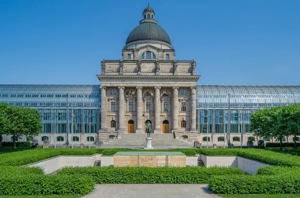 MUNCHEN, GERMANY - 4 Temmuz 2015: Münih 'teki Bavyera Devlet Başbakanlık binası (Bayerische Staatskanzlei), 1989-1993 yılları arasında eski Bavyera Ordu Müzesi' nin merkez kubbesi etrafında inşa edildi.