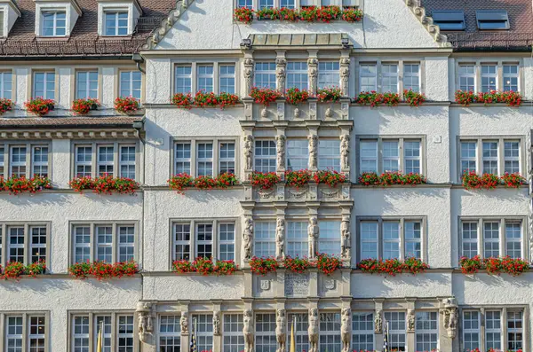 MUNCHEN, ALMANY - 4 Temmuz 2015: Münih, Almanya 'daki Hirmer karargahı. Hirmer Grubu (Almanca: Hirmer Gruppe), Alman tekstil perakendecisi.