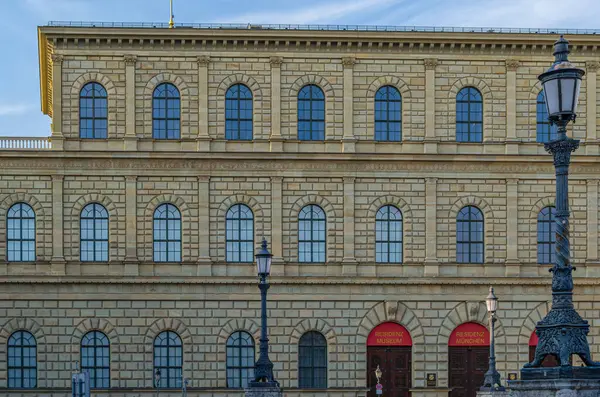 MUNCHEN, GERMANY - 3 Temmuz 2015: 1825-1835 yılları arasında Almanya 'nın Münih kentindeki Wittelsbach hükümdarlığının eski kraliyet sarayı olan Residenz' in bir parçası olan Konigsbau (Kralın Binası) cephesi