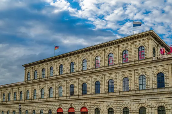 MUNCHEN, GERMANY - 25 Temmuz 2015: 1825-1835 yılları arasında Almanya 'nın Münih kentindeki Wittelsbach hükümdarlığının eski kraliyet sarayı olan Residenz' in bir parçası olan Konigsbau 'nun (Kralın Binası) cephesi