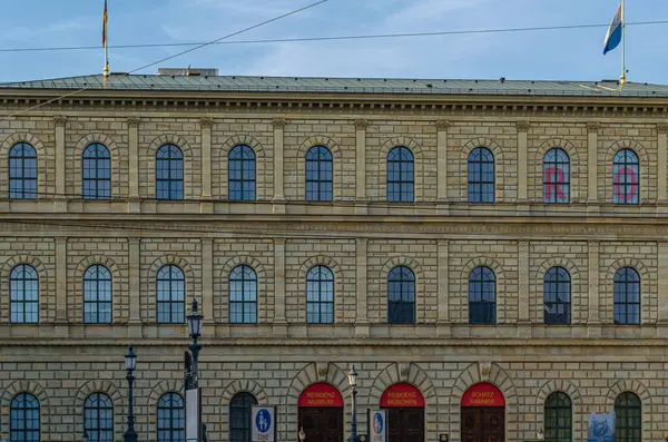 MUNCHEN, GERMANY - 3 Temmuz 2015: 1825-1835 yılları arasında Almanya 'nın Münih kentindeki Wittelsbach hükümdarlığının eski kraliyet sarayı olan Residenz' in bir parçası olan Konigsbau (Kralın Binası) cephesi