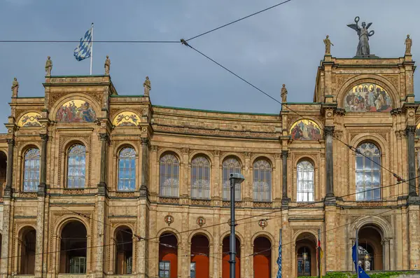 MUNCHEN, GERMANY - 25 Temmuz 2015: Münih, Almanya 'da bulunan Maximilianeum, 1949 yılından beri Bavyera Eyalet Meclisi' ne ev sahipliği yapmaktadır.