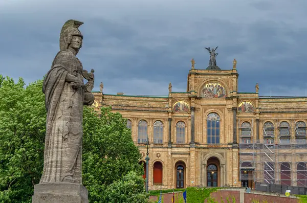 MUNCHEN, GERMANY - 25 Temmuz 2015: Münih, Almanya 'da bulunan Maximilianeum, 1949 yılından beri Bavyera Eyalet Meclisi' ne ev sahipliği yapmaktadır.