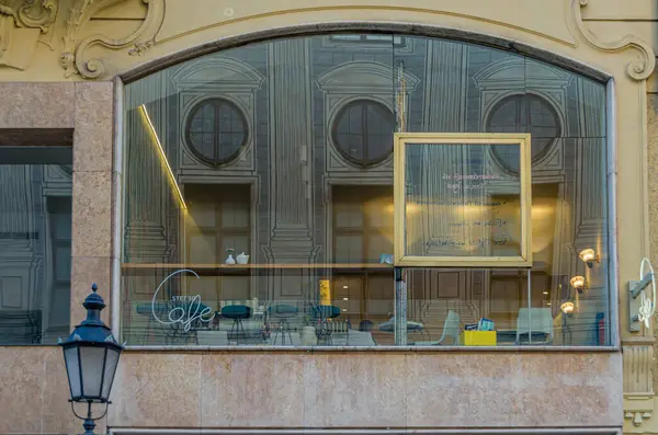 MUNCHEN, Almanya - 3 HAZİRAN 2015 Münih, Almanya 'da bir kafe bar cephesi