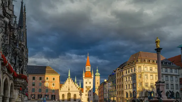 MUNCHEN, GERMANY - 25 Temmuz 2015: Münih, Bavyera 'da bir ortaçağ binası olan Marienplatz merkez meydanının günbatımı manzarası. 1983 yılından bu yana Spielzeugmuseum (Oyuncak Müzesi) 'de sergilenmektedir.)