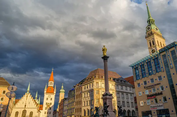 MUNCHEN, GERMANY - 25 Temmuz 2015: Münih, Bavyera 'da bir ortaçağ binası olan Marienplatz merkez meydanının günbatımı manzarası. 1983 yılından bu yana Spielzeugmuseum (Oyuncak Müzesi) 'de sergilenmektedir.)