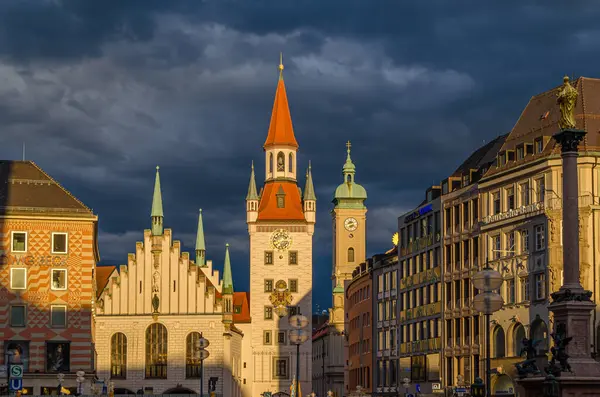 MUNCHEN, GERMANY - 25 Temmuz 2015: Münih, Bavyera 'da bir ortaçağ binası olan Marienplatz merkez meydanının günbatımı manzarası. 1983 yılından bu yana Spielzeugmuseum (Oyuncak Müzesi) 'de sergilenmektedir.)