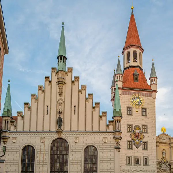 MUNCHEN, GERMANY - 4 Temmuz 2015: Münih, Bavyera, Almanya 'da bir ortaçağ binası. 1983 yılından bu yana Spielzeugmuseum (Oyuncak Müzesi) 'de sergilenmektedir.)