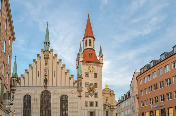 MUNCHEN, GERMANY - 4 Temmuz 2015: Münih, Bavyera, Almanya 'da bir ortaçağ binası. 1983 yılından bu yana Spielzeugmuseum (Oyuncak Müzesi) 'de sergilenmektedir.)