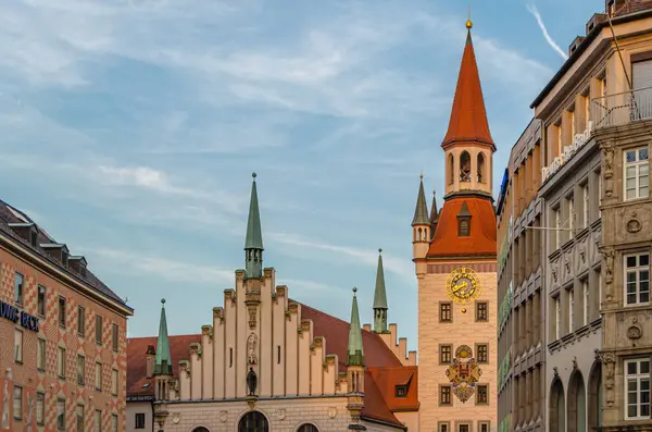 MUNCHEN, GERMANY - 4 Temmuz 2015: Münih, Bavyera, Almanya 'da bir ortaçağ binası. 1983 yılından bu yana Spielzeugmuseum (Oyuncak Müzesi) 'de sergilenmektedir.)