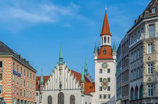 MUNCHEN, GERMANY - 3 Temmuz 2015: Münih, Bavyera, Almanya 'da bir ortaçağ binası. 1983 yılından bu yana Spielzeugmuseum (Oyuncak Müzesi) 'de sergilenmektedir.)