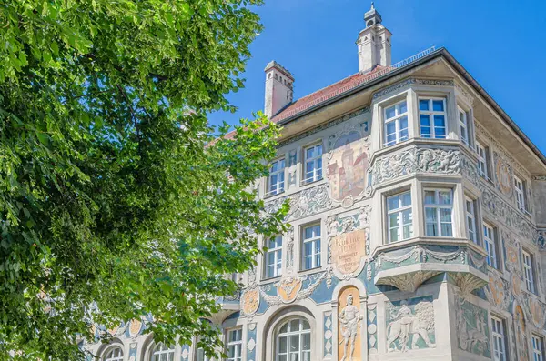 MUNCHEN, GERMANY - 26 HAZİRAN 2015: Ruffinihaus 'un (Ruffini Evi) ön cephesi 1903 yılında Gabriel von Seidl tarafından inşa edilen, Ruffini Kulesi' nden sonra 1808 yılında yıkıldı.