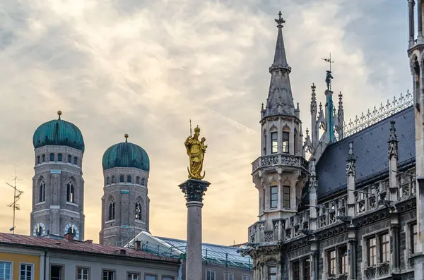 Georg von Hauberrisser tarafından 1867-1908 yılları arasında inşa edilmiş, Almanya 'nın Münih, Bavyera eyaletindeki Marienplatz kentinde bulunan belediye binasının manzarası.