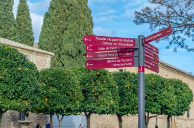 UBEDA, İspanya - 24 Ocak 2020: Ubeda, Endülüs, İspanya 'daki başlıca turistik merkezlerin yönlerini imzalayın