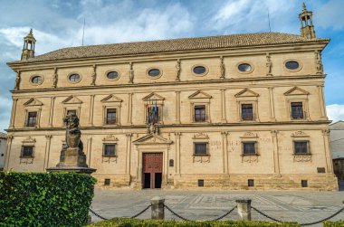 Vazquez de Molina Sarayı, Rönesans binası, 1546 ve 1565 yılları arasında İspanya 'nın Endülüs eyaletinin Ubeda belediyesinin merkezi.