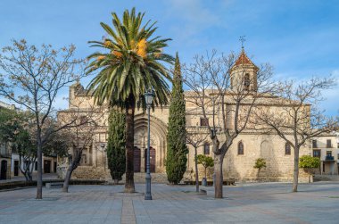 Ubeda, Jaen vilayeti, Endülüs, İspanya 'nın güneyinde İsabelline Gotik unsurlarıyla birlikte Romanesk San Pablo kilisesi cephesi.